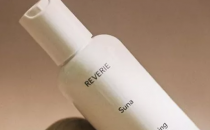 Reverie的新型去角质洗发水就像是头发和头皮的面部护理