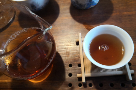 湖北青砖茶多少钱一斤，青砖茶的价格及收藏价值