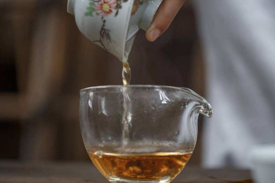 福鼎白茶要喝老的吗，为什么喝白茶要喝老茶存新茶？