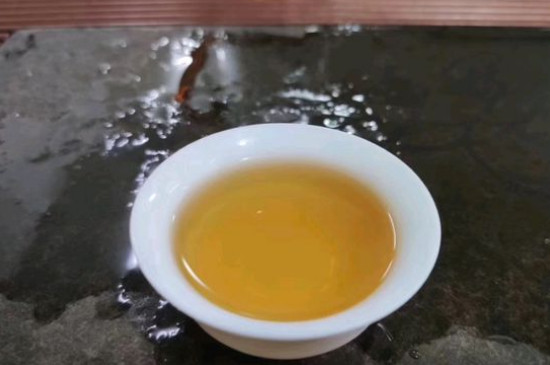 新旧白茶怎么区分，怎么分辨白茶是新还是旧