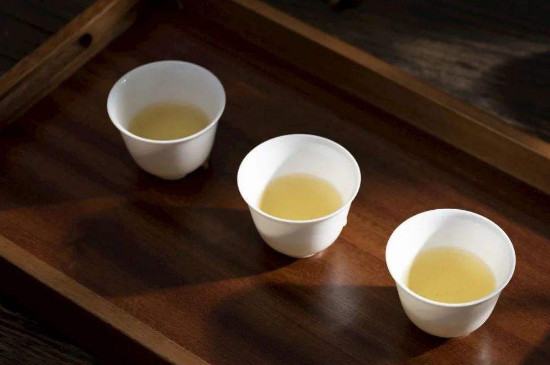 白茶是属于红茶还是属于绿茶，喝白茶的功效与作用