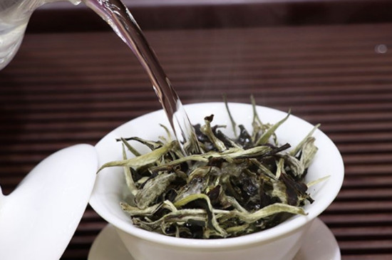 白茶是属于红茶还是属于绿茶，喝白茶的功效与作用