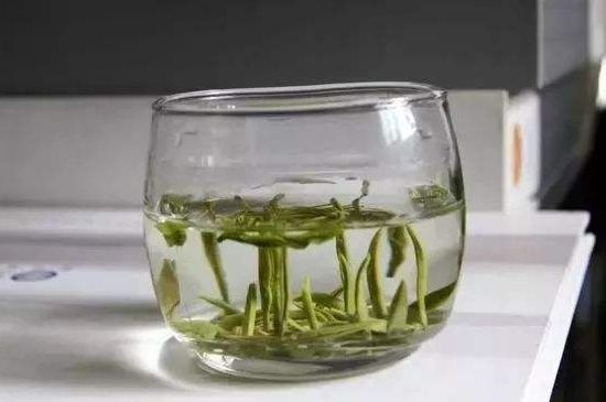 绿茶加重湿气，绿茶喝多了会湿气重吗？