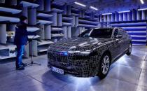 2月28日2022 BMW i7 M50 电动豪华轿车将提供近 400 英里的续航里程