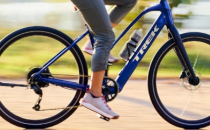 TrekDualSport+混合动力电动自行车推出35英里续航里程的更便宜车型
