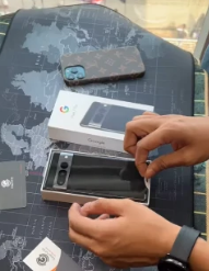 弹出另一个Pixel7Pro开箱视频只是这次是零售版