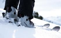 滑雪者在他们身边有CELLIANT