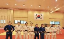 韩国乒乓女队跨界去了韩国柔道女队进行备战