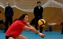 参加全运会预赛的女排队伍分头抵达秦皇岛和潍坊两个赛区