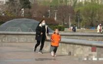 7岁女孩琪琪为了给患病姐姐捐献骨髓每日进行跑步锻炼