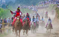 在中美洲的危地马拉当地人热衷于酒后骑马