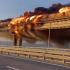 克里米亚大桥爆炸瞬间：火海掩埋车辆