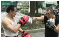 乌黑的头发健壮的体魄被誉为铁拳爷爷