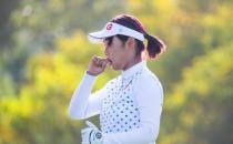 刘艳在北京东方明珠乡村俱乐部最后一个洞抓到一只小鸟
