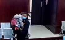 3名暖心男顾客轮流帮女店主哄娃