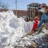 男子醒来发现被几米高雪困在宿舍