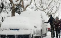 威海大雪致大量车辆拥堵动弹不得