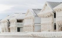 加拿大一社区被“冰封”成雪城