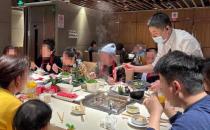 餐饮门店春节堂食火爆：百桌等位，销量翻倍，非一线城市增速更高（海底捞门店全天排队）