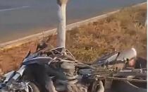 16岁女孩骑摩托载21岁女伴 发生事故双双死亡