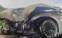 男子驾驶比亚迪汉碰撞起火后身亡