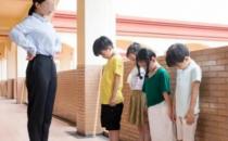 老师乘凉却让5名幼儿暴晒罚站 官方回应