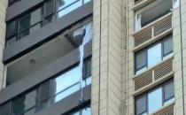 女子连人带窗户坠下24楼燃气公司称排除燃气爆炸可能