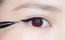 眼线笔是如何使用的（靠近眼睫处从眼角向眼尾描画）