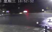 ​湖南安化小车夜里坠江4人溺亡 家属质疑路口无护栏