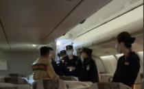 ​男子买2张头等舱想坐3人致航班取消300乘客没有补偿