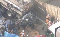 日本高速4车连撞 汽车被挤压至30厘米厚 车上夫妻死亡