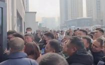 ​郑州上千人排队办烟花爆竹许可证 官方回应