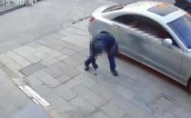 男子捡走他人掉落的奔驰车钥匙  警方介入