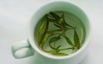 ​铁观音名字中有“铁”和“观音”，与绿茶有本质区别