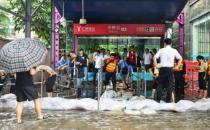 ​广东多地暴雨市民团结与一致 恶劣环境下的凝聚力